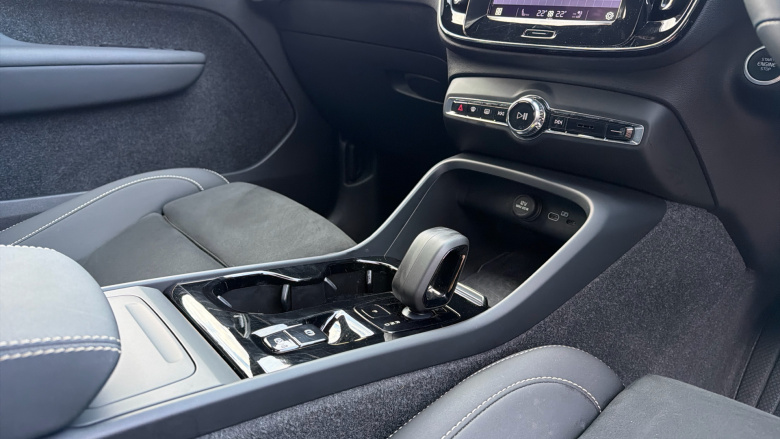 Volvo XC40 2.0 B4P Ultimate Dark 5dr Auto Petrol Estate